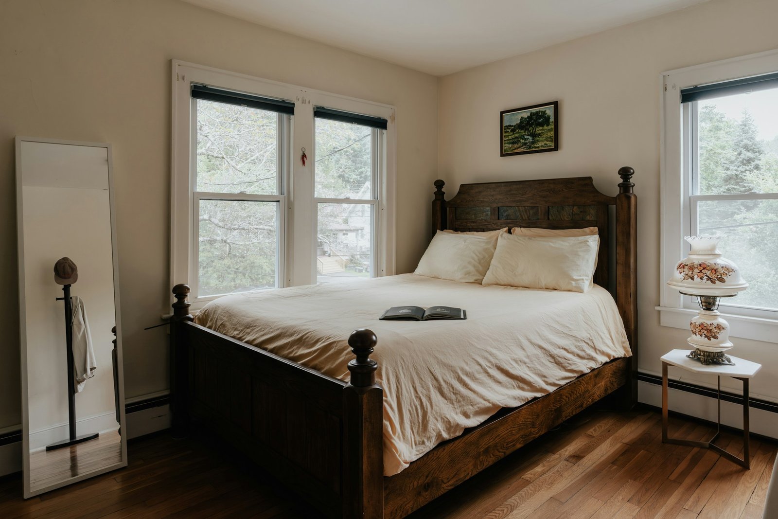 Matratze leicht verschoben auf einem Holzlattenrost