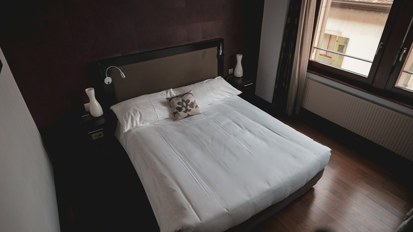 Matratze im Bett leicht nach unten Richtung Fußende verschoben