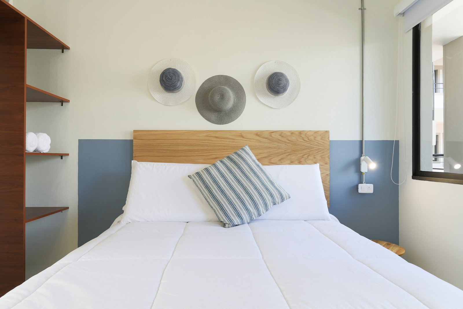 Spannbettlaken wird über eine Matratze gezogen