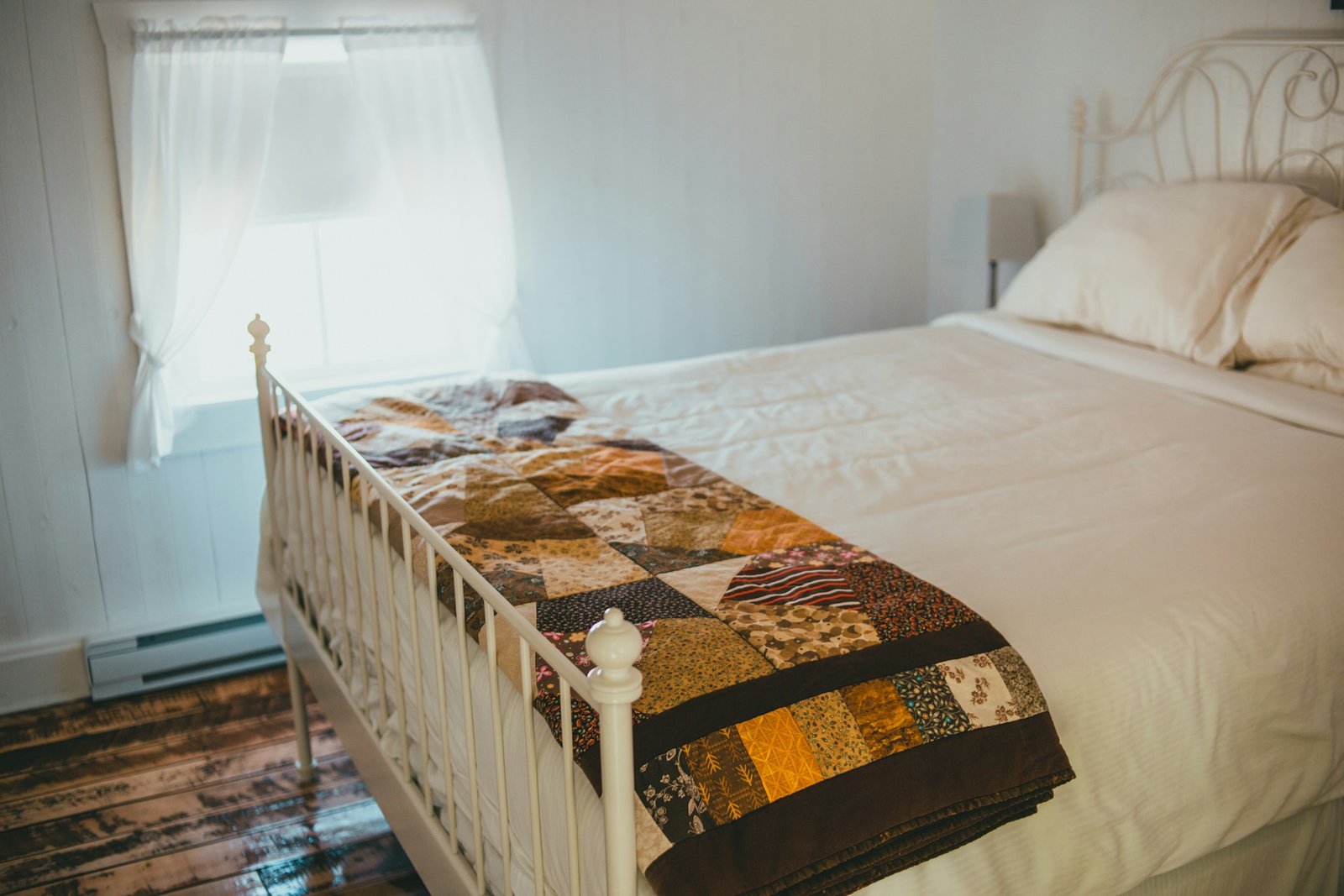 Matratze liegt bündig und ohne sichtbare Hilfsmittel im Bettrahmen