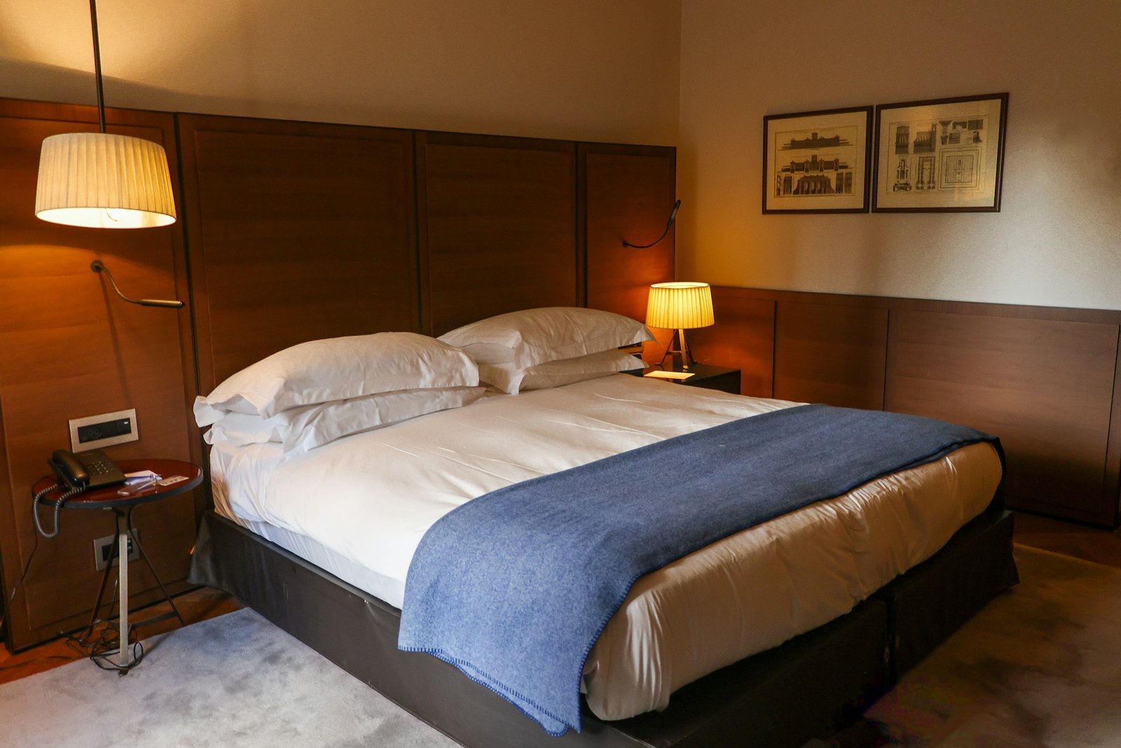 Zwei Matratzen mit sichtbarer Lücke in der Mitte eines Doppelbetts