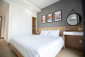 Schaumstoffkeil zwischen zwei Matratzen in einem Doppelbett