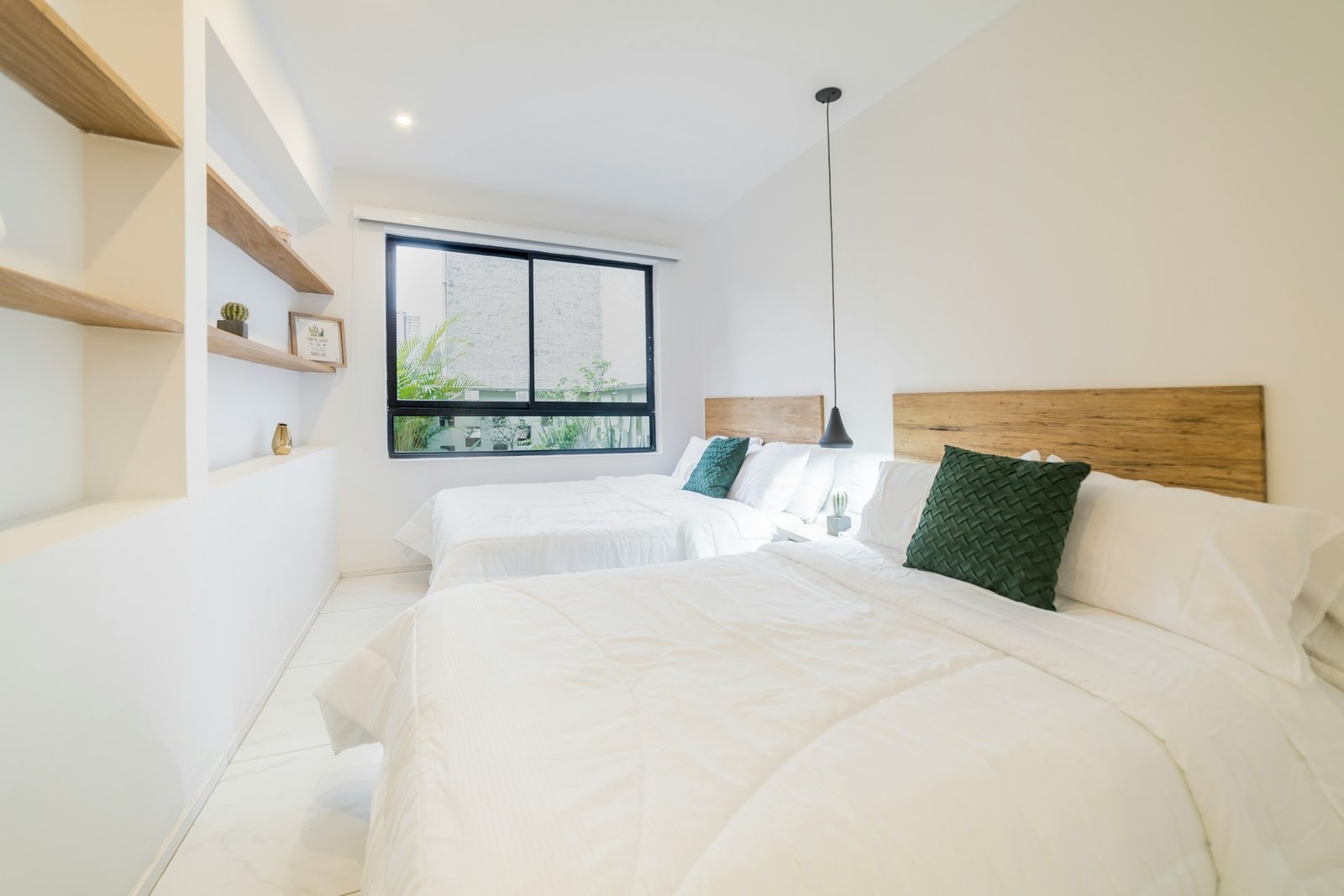 Neue Matratze auf einem Lattenrost leicht verschoben